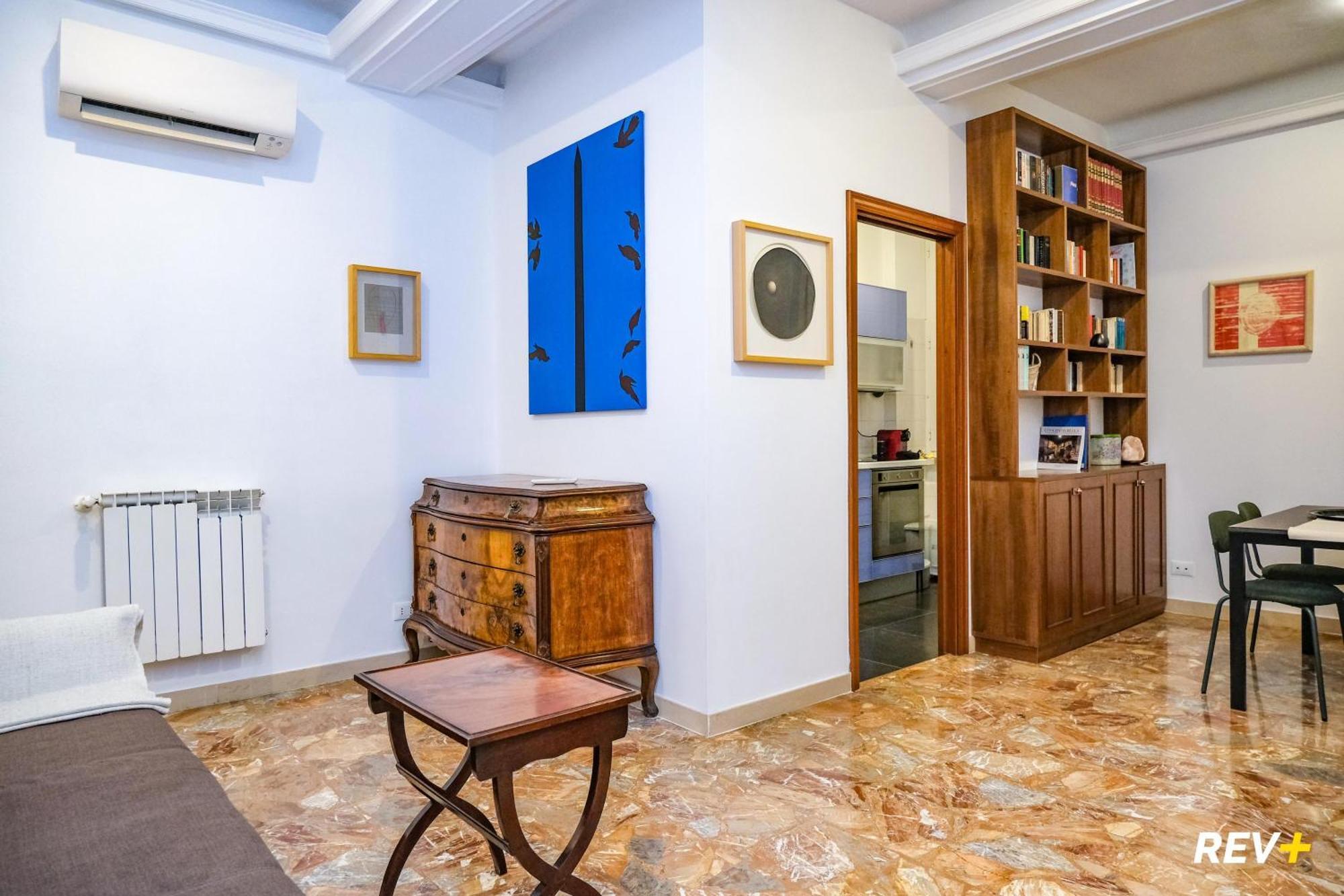 Art Center Apartment Rom
